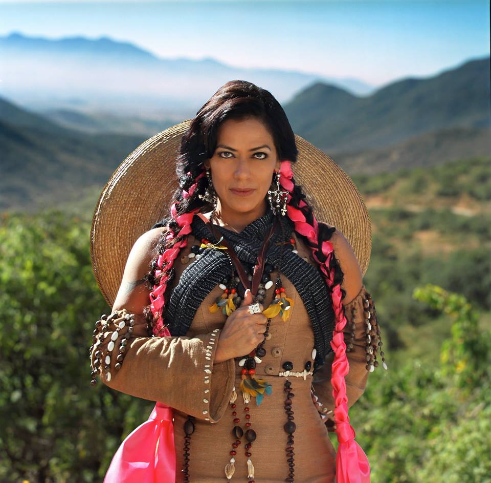 LILA DOWNS + Reina Roja. Jardines de Viveros